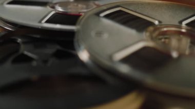 Mikrofondan önce kağıdı okuyan bir adam.