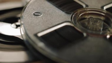 Masanın üzerindeki teyp kayıt cihazını yakın plan panoramik çekime al.