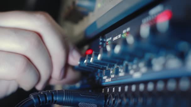 Configuración Cambio Hombre Del Compresor Estudio Sonido Durante Grabación — Vídeos de Stock