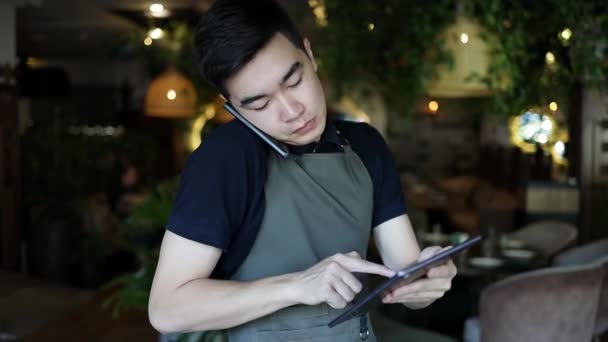 Serveur Intelligent Habillé Uniforme Simple Utilisant Smartphone Tablette Numérique Tout — Video
