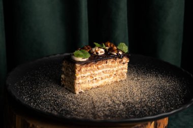 Geleneksel Macar Esterhazy badem çikolatalı keki yeşil nane yapraklarıyla süslenmiş..