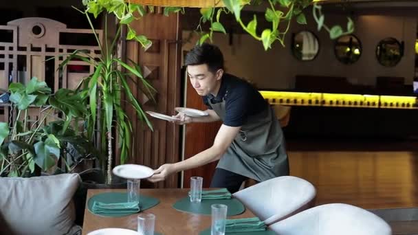 Młody Azjatycki Kelner Organizujący Stoły Restauracji Przystojny Mężczyzna Noszący Ciemny — Wideo stockowe