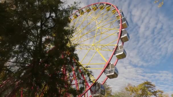 Roue Ferris Géante Tournant Contre Ciel Bleu Dans Parc Divertissant — Video