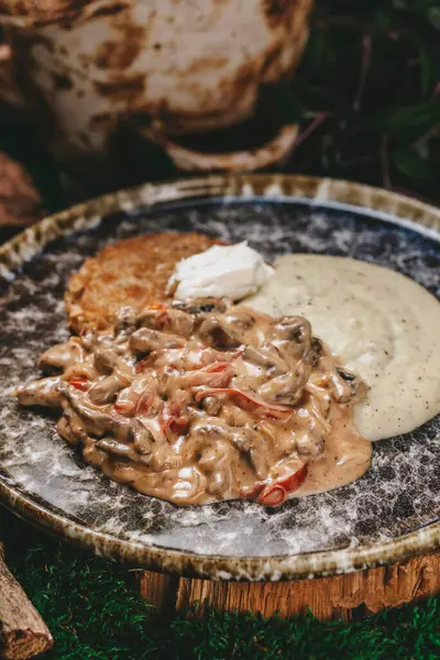 Patatesli gözleme ve patates püresiyle servis edilen bir tabak lezzetli kremalı mantarlı stroganof. Lezzetli yemek konsepti