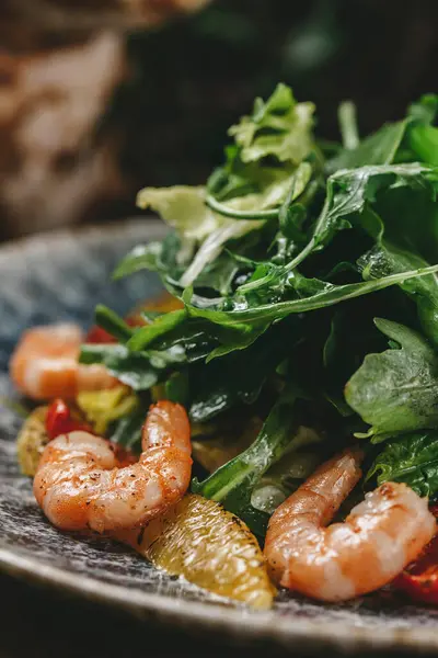 Düşük açılı karides, roka, yeşillik ve portakallı tatlı salata..