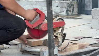 Bir işçi inşaat alanında odun kesmek için dairesel testere kullanır..