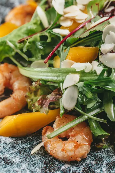 Izgara karides, olgun mango dilimleri, çıtır badem ve karışık yeşillikler içeren ferahlatıcı bir salata. Yemek saatinde canlı bir yemek için mükemmel bir yer..