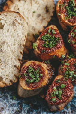 Lezzetli kavrulmuş kemik iliği taze otlarla süslenir ve sıcak, kabuklu ekmeğin yanında servis edilir. Bu da her yemek için nefis bir aperatif olur..