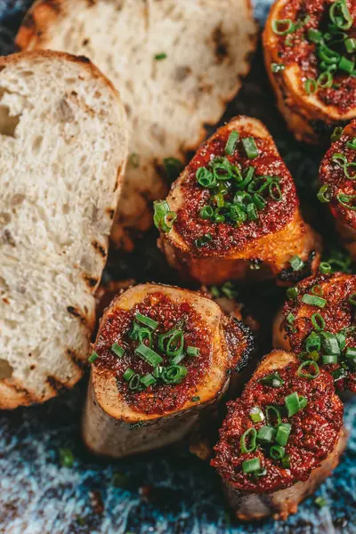 Lezzetli kavrulmuş kemik iliği taze otlarla süslenir ve sıcak, kabuklu ekmeğin yanında servis edilir. Bu da her yemek için nefis bir aperatif olur..