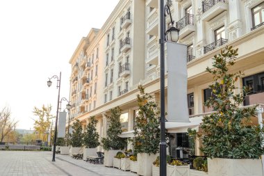 Balkonlarla ve rahat bahçelerle süslenmiş şık bir ev. Konut alanındaki apartman blokları. Evin dış görünüşünde dekoratif teras ve rahat arka bahçe vardı..