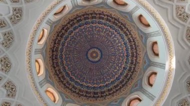 Taşkent, Özbekistan - 26 Ocak 2025: Göz kamaştırıcı kubbeler ayrıntılı tasarımlar ve canlı renkler sergiliyor. Camide Hazrati İmam Kubbesi.