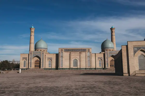 Taşkent, Özbekistan - 26 Ocak 2025: Muhteşem Hazrati İmam Camisi. Orta Asya 'nın tarihi mirası. Antik caminin tuğla cephesi ve arka planda uzun minareler. Özbek simgeleri kavramı.