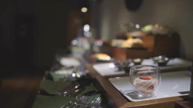 Lezzetli tatlılar vurgulanıyor ve misafirler için sıcak bir ortam yaratıyor. Motelde yemek. Otel restoranında açık büfe kahvaltı. Cafe 'deki açık büfe sırasında lezzetli çöle yakın..