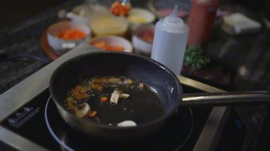 Pişirme dersinde taze sebze sote. Taze malzemeler tavada cızırdıyor. Lezzetli yemek konsepti. Karışık sebzeli omlet..