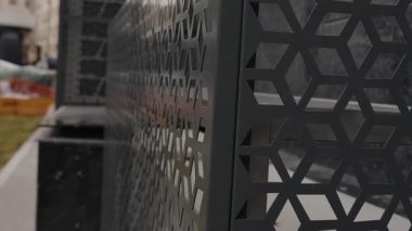 Çağdaş bina cephesinin ayrıntılı görüntüsü çarpıcı altıgen metal deseni. Koruyucu metal çitler..