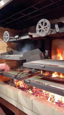 Yüksek kaliteli ızgara ekipmanları kullanarak ateşte ızgara et. Barbekü lokantası. Tavuk filetosunu josper 'ın üzerine hazırlıyorum. Izgara fırınında yanan kömür..