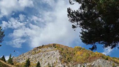 Almaty, Kazakistan 'daki dağların harika manzarası. Bulutlar gökyüzünde. 