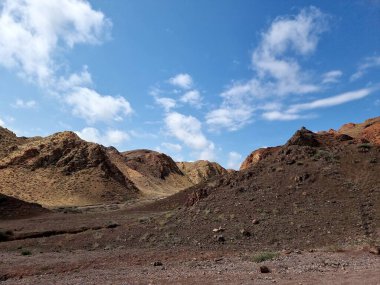 Arkasında dağlar olan güzel bir manzara.