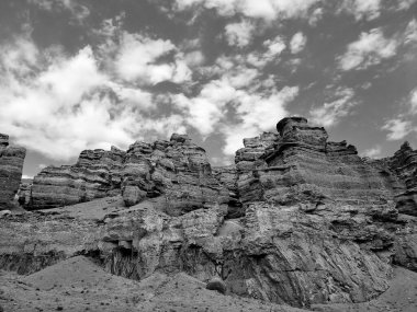 Dağların güzel manzarası. siyah beyaz fotoğraf