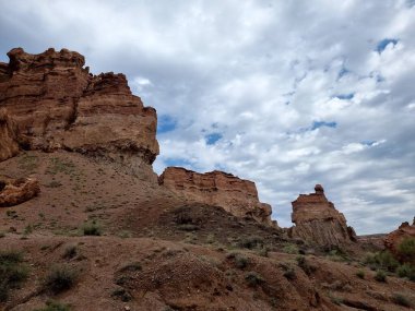 Kayalık bir dağ manzarasının güzel bir görüntüsü