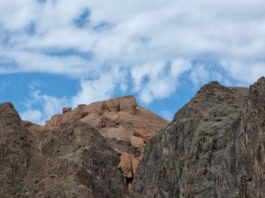 Dağlardaki dağ sırasının güzel manzarası