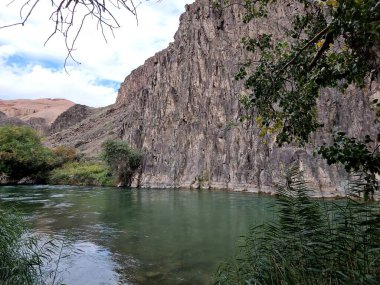 Nehir ve dağ olan güzel bir manzara.