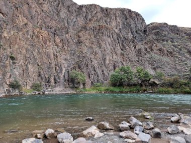 Dağlardaki nehrin güzel manzarası