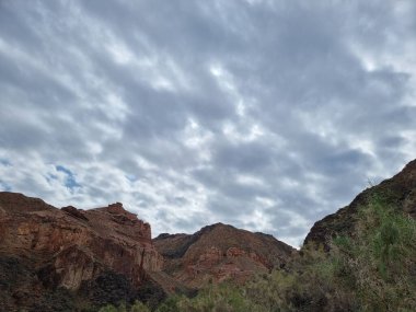 Dağları ve bulutları olan güzel bir manzara