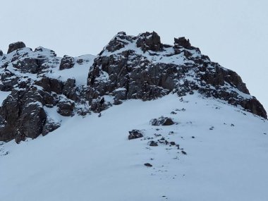 dağlarda kar ile güzel manzara