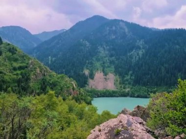 Göl ve dağlarla dolu güzel bir manzara.