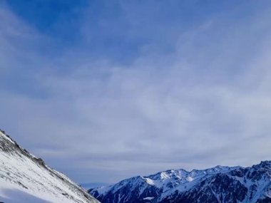 Güzel kış Dağları kar ile manzara