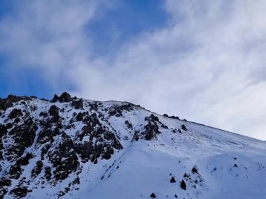 Karla kaplı güzel dağ zirveleri 