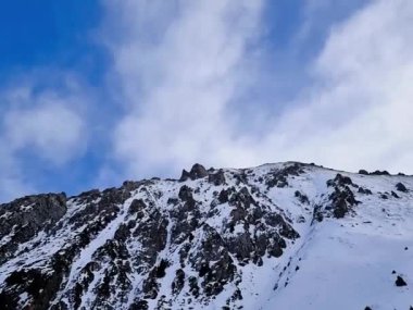 Karla kaplı dağlarla kaplı kış manzarası