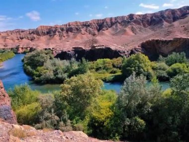 Dağlardaki nehrin güzel manzarası