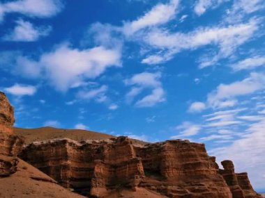 Dağlarla güzel bir manzara.