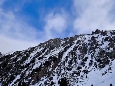 Arkaplandaki dağ sıraları