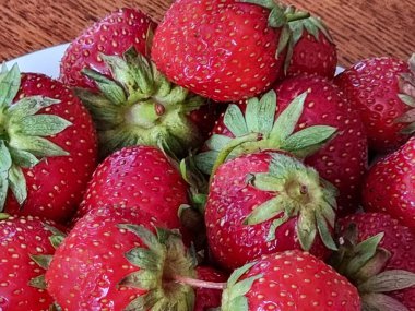 bir kase taze kırmızı çilek