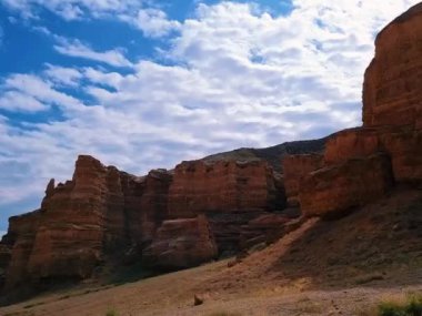Dağları ve bulutlu gökyüzü olan güzel bir manzara.