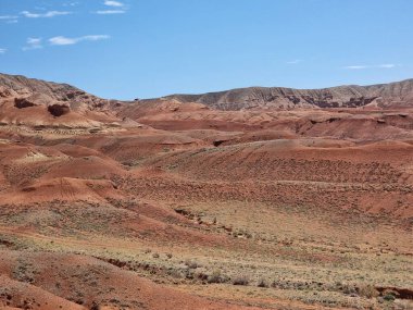 Dağları ve bulutları olan güzel bir manzara