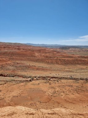 Dağları ve mavi gökyüzü olan güzel bir manzara.