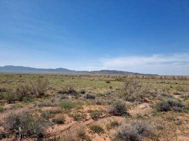 Arkasında dağlar ve bulutlar olan manzara