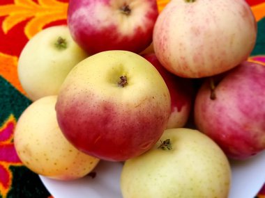 Arka planda harika elmalar