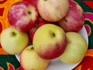 Arka planda güzel elmalar