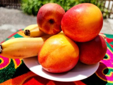 Beyaz bir plaka üzerinde taze meyve