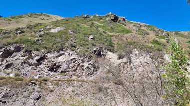 Gökyüzü ve dağlarla dolu güzel bir manzara.