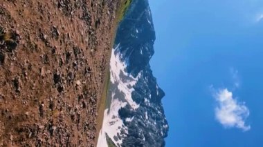 Dikey video. Güzel dağ manzarası.