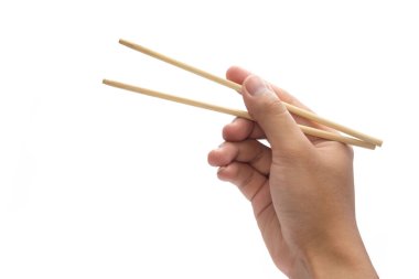 Beyaz arka planda izole edilmiş yemek çubukları tutan bir erkek.