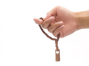 Beyaz arka planda izole edilmiş dua boncukları tutan bir erkek.