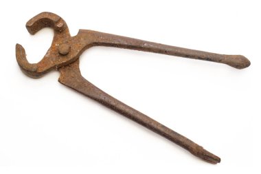 Paslı pense, beyaz arka planda izole.
