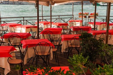 Venedik, İtalya 'da romantik bir restoran. Güzel manzaralı deniz kenarında.